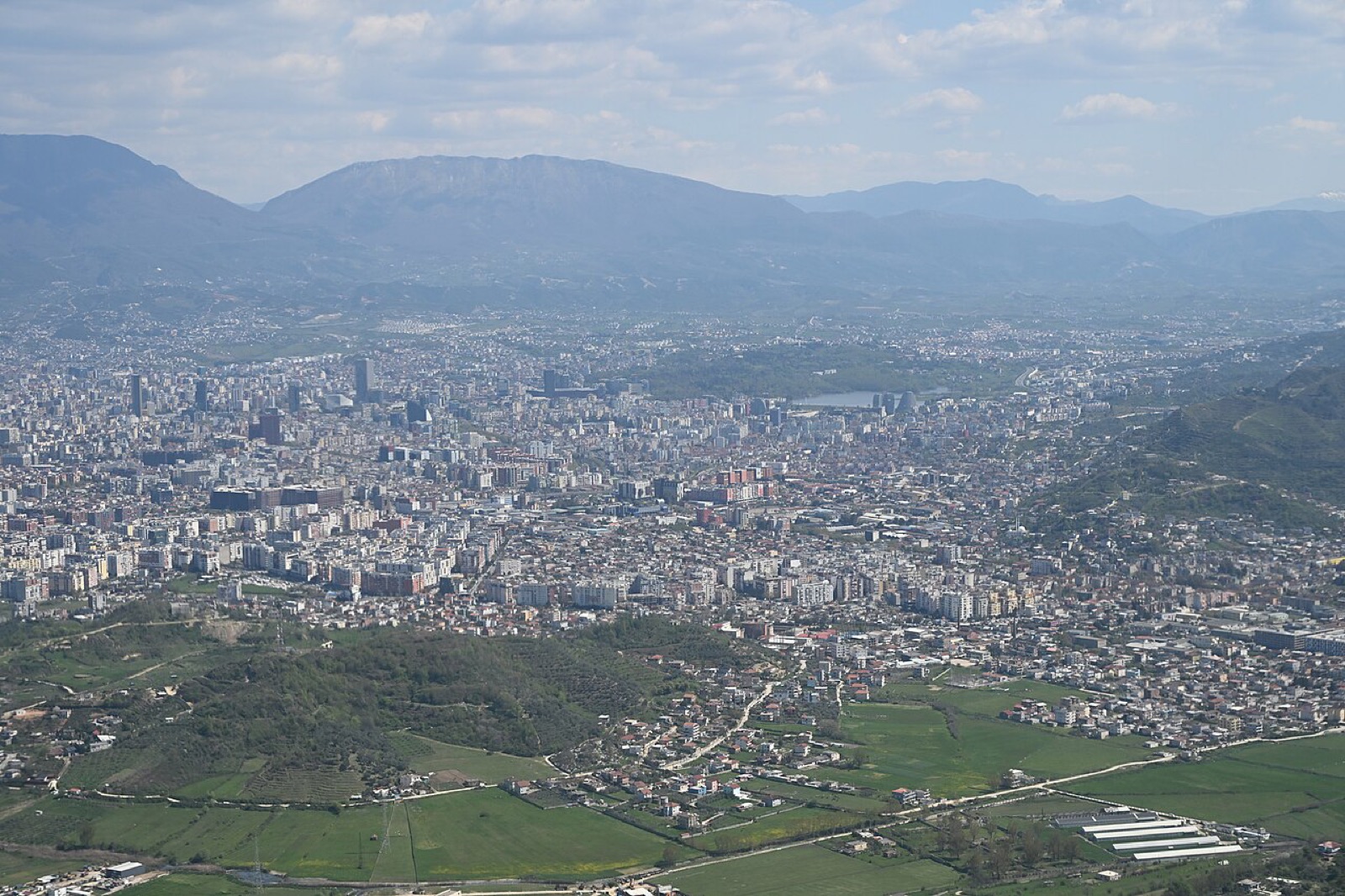 Tirana im Landeanflug