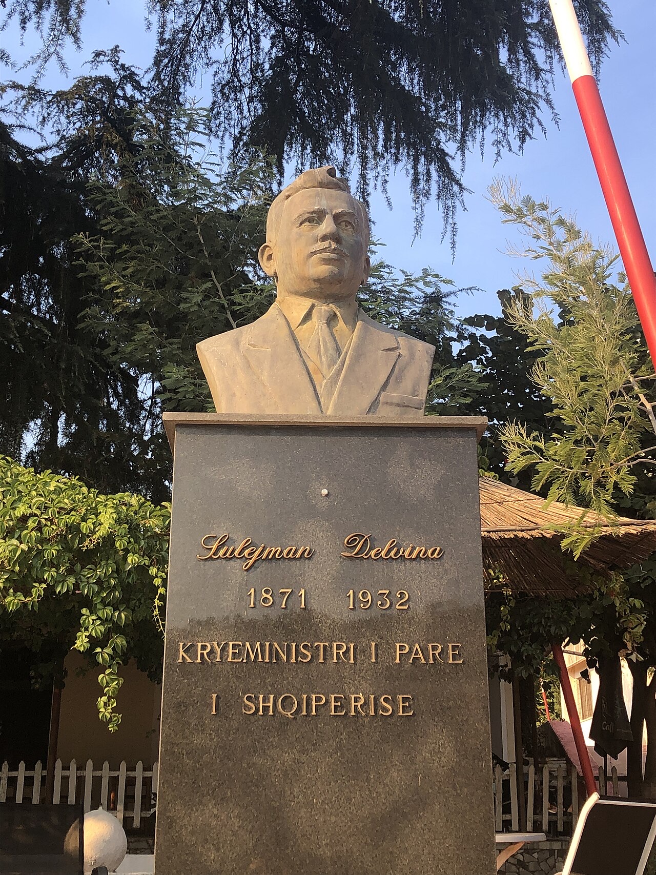 Statue de Sulejman Delvina à Delvinë (Albanie)