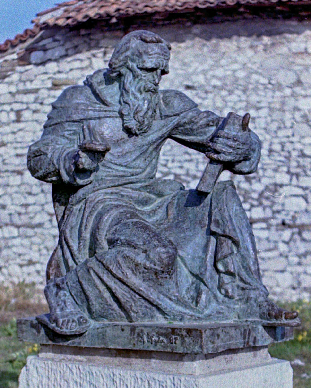 Statue of Albanian painter Onufri (sculptor: Agim Rada, 1987)