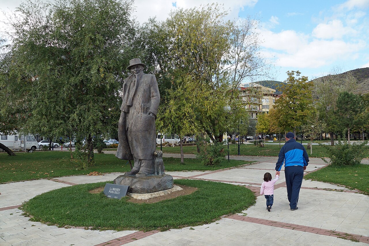 Pogradec: park at the lake with statue of Lasgush Poradeci