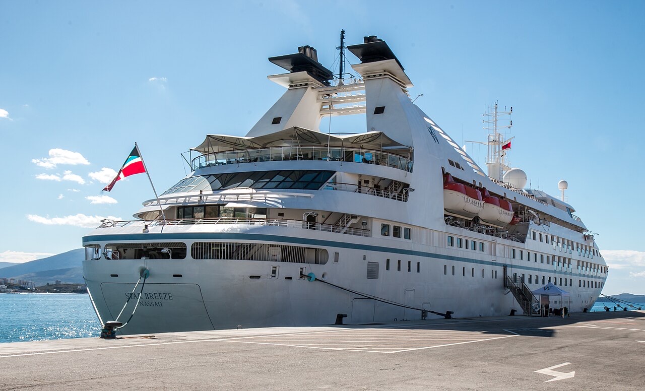 Wind Star Breeze in Sarandë, Albania