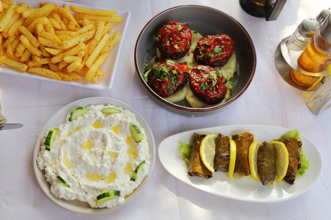 Albanian meze: qofte meatballs, salcë kosi and japrak stuffed grape leaves