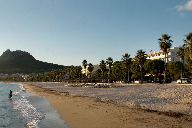 Golem beach: fine sand and palm trees south of Durrës