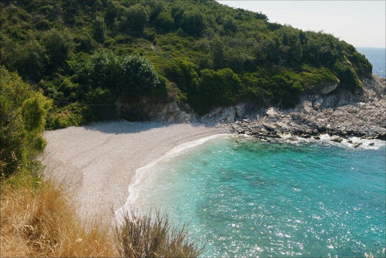 Pulëbardha Beach: a small cove of white pebbles