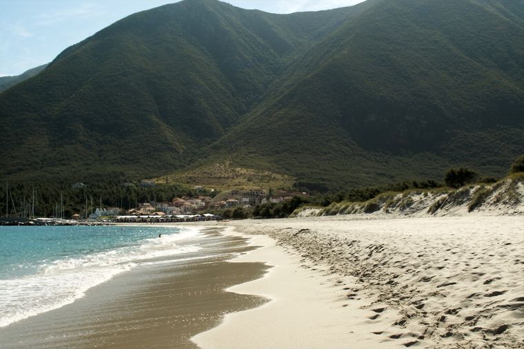 Shëngjin Beach: sand below green mountains