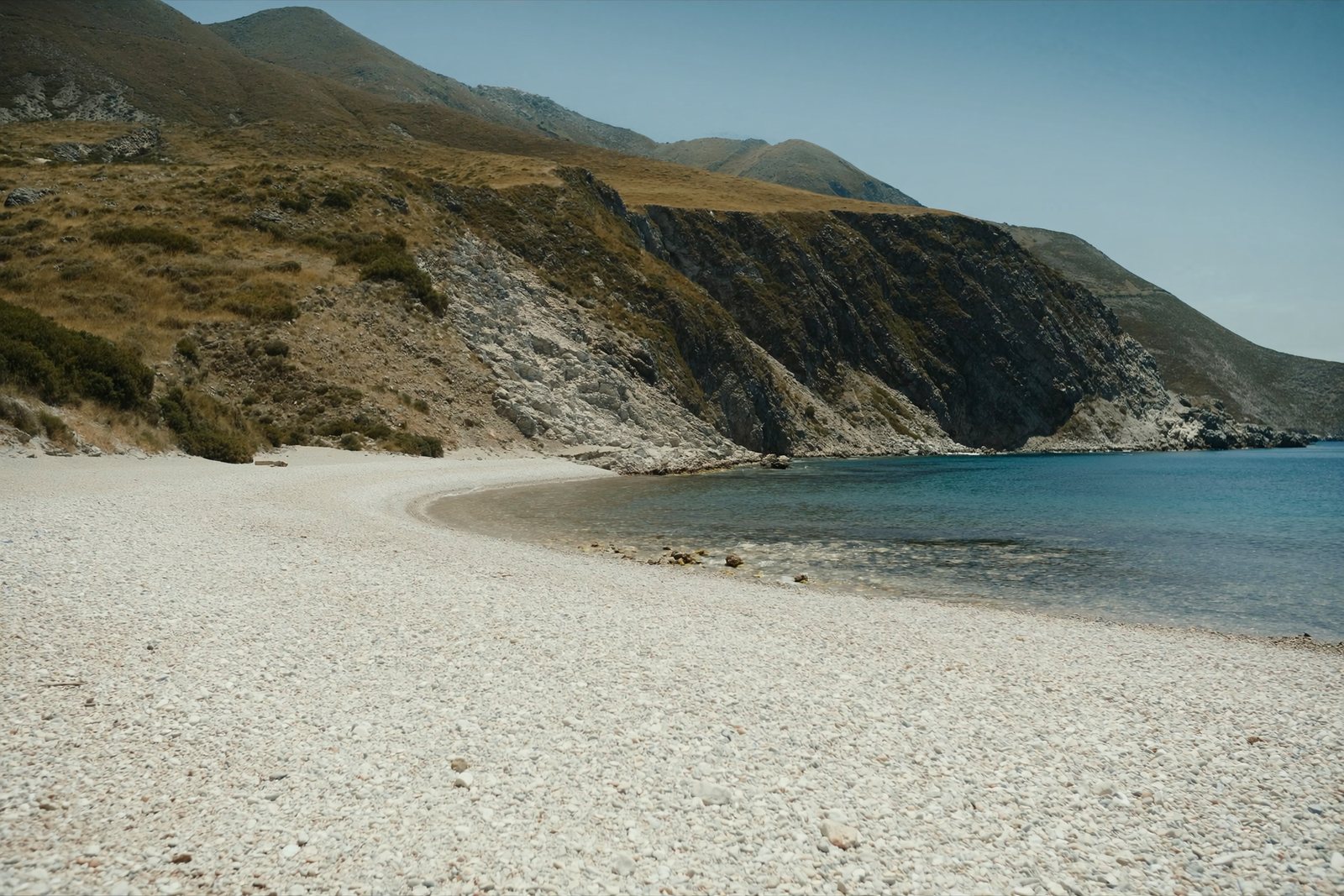 Krorëz Beach: a wide white pebble beach in a quiet cove