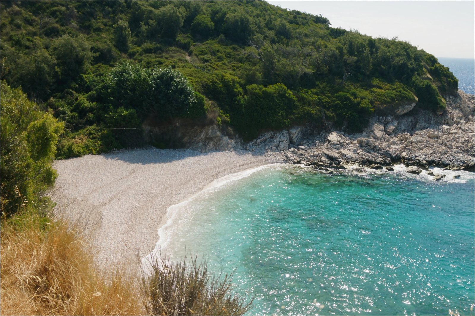 Pulëbardha Beach: a small cove of white pebbles