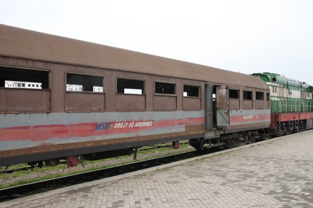 Rijtuig 67, omgebouwd tot bagagewagon, van de Albanese spoorwegen.