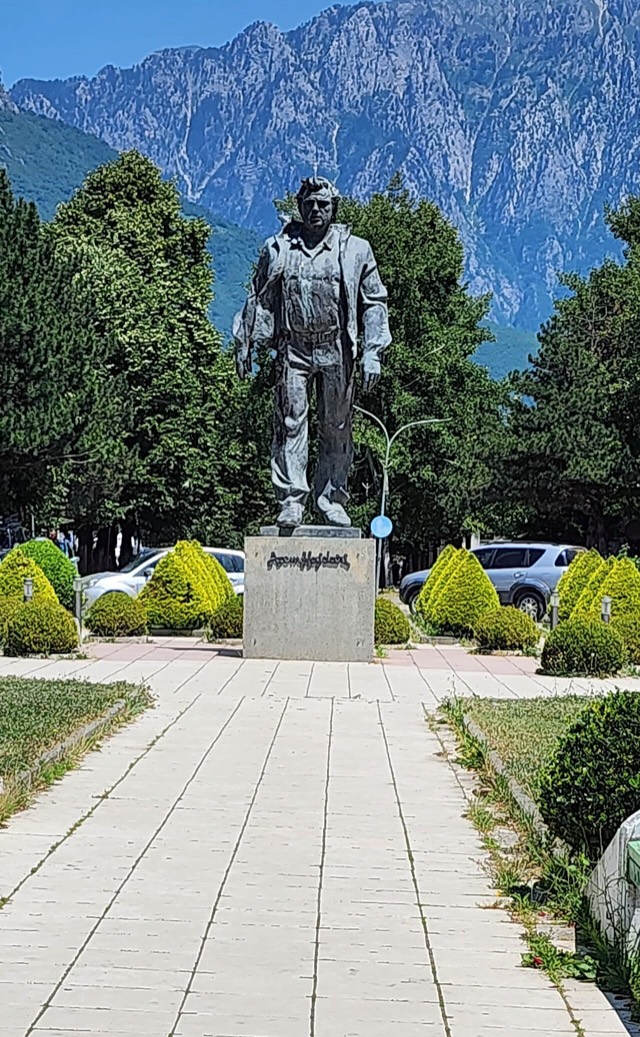 Azem Hajdari Statue, Bajram Curri