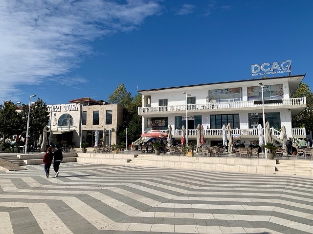 Havnepromenade i Belsh, Albanien