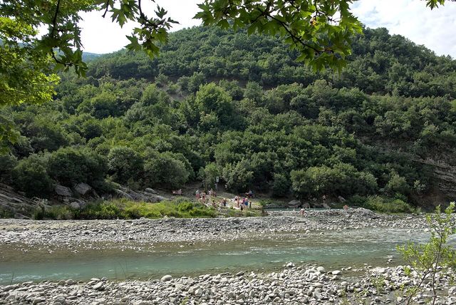 Banjat e Benjës with river Lengariça and bathers at the big basin