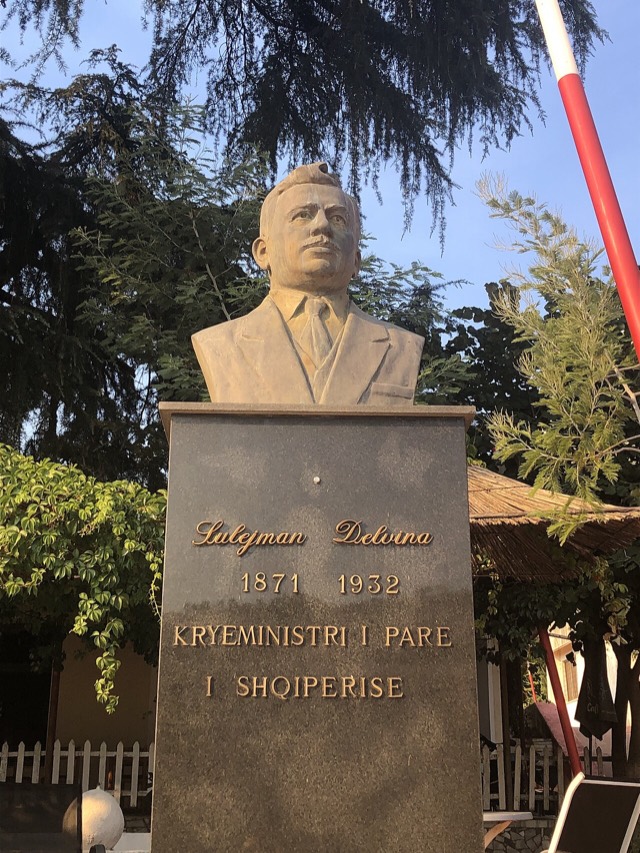 Statue de Sulejman Delvina à Delvinë (Albanie)