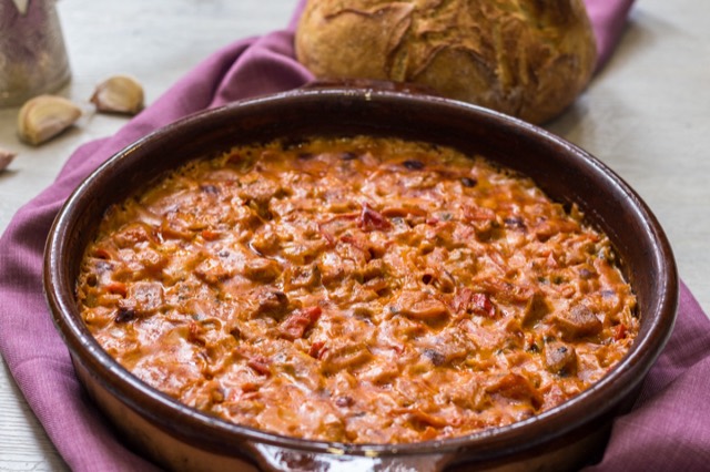 Fërgesë, Albanian dish with meat, peppers, onions, tomatoes and gjizë (a kind of cottage cheese).