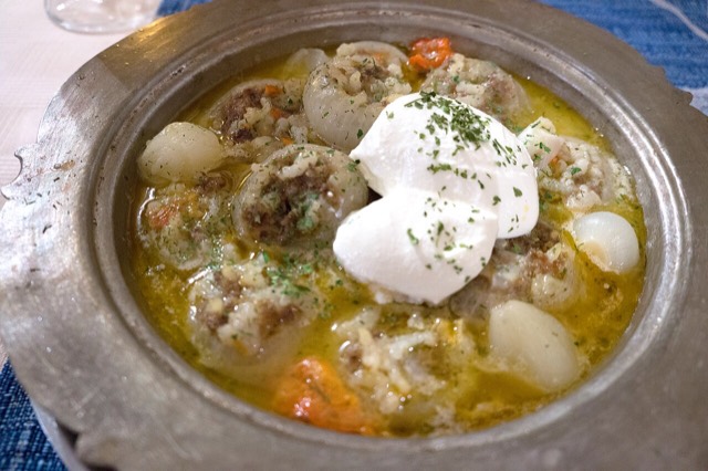 Une assiette de sogan-dolma.