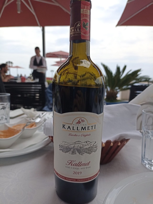 Kallmeti wine red