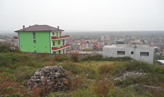 Gjatë rrugës që të çon në Kishën e Laçit