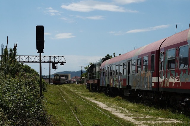 Two trains crossing at Peqin station