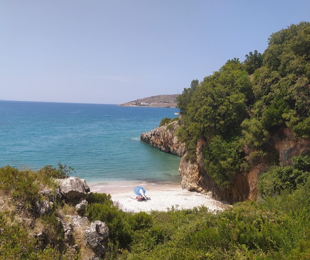 Plazh i izoluar në Qeparo