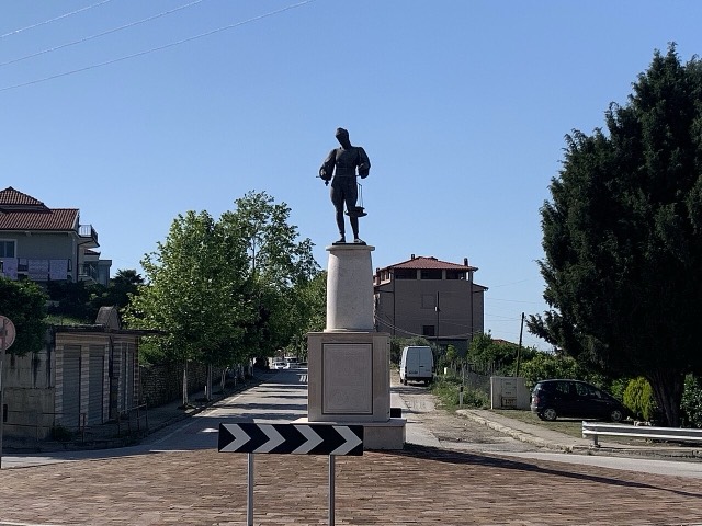 Statujë në Roskovec