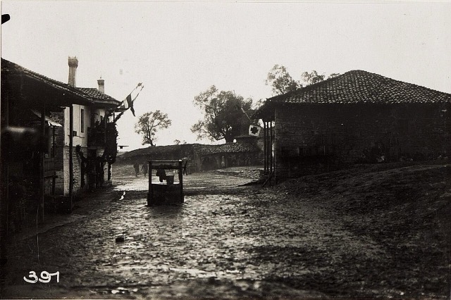 Haus mit Brunnen in Rogosina. — Rrogozhinë, Albania
