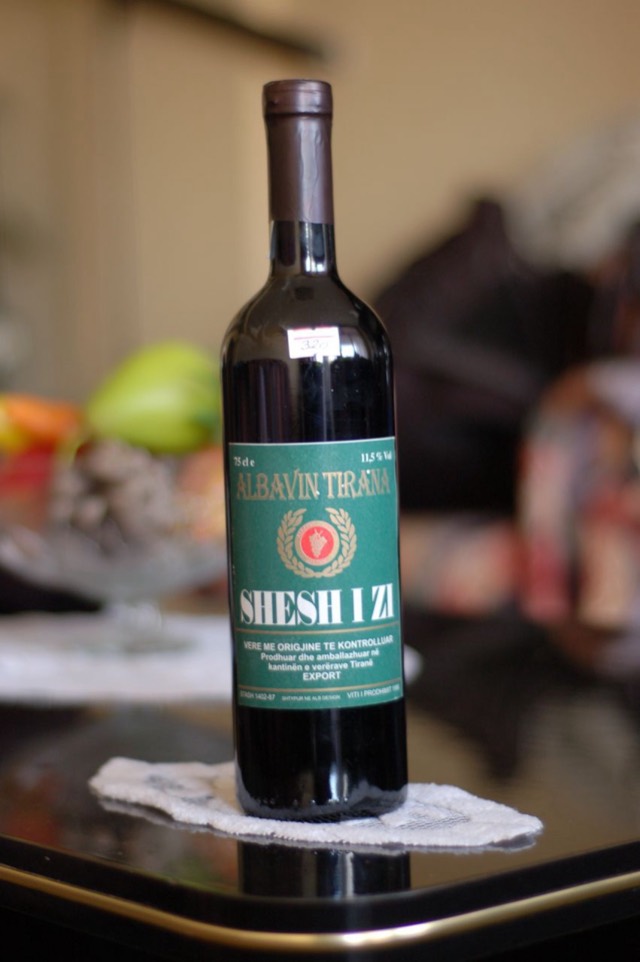 Bouteille de Shesh i zi, vin d'Albanie